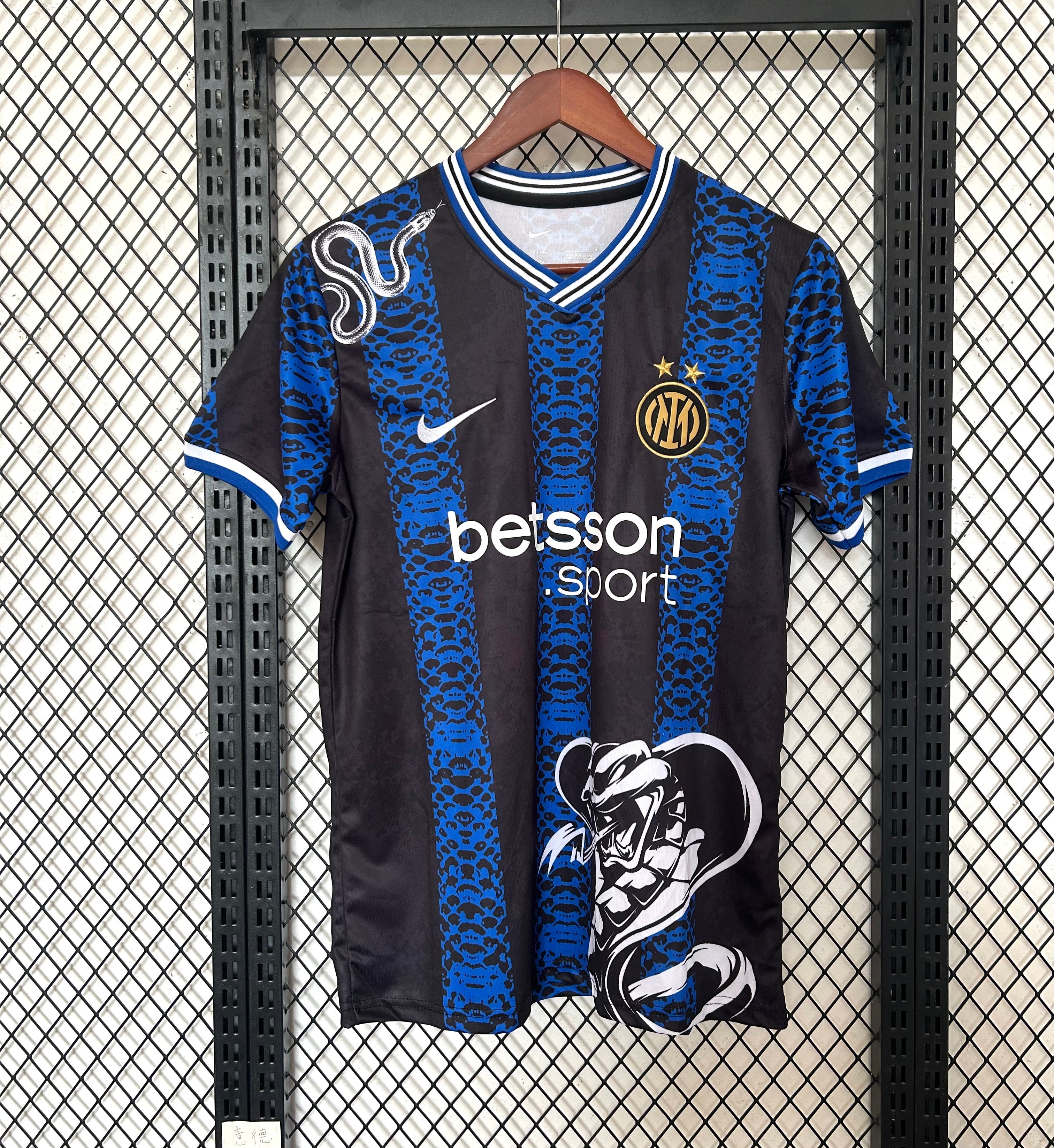 Maglia Inter special 2024/25 con serpente